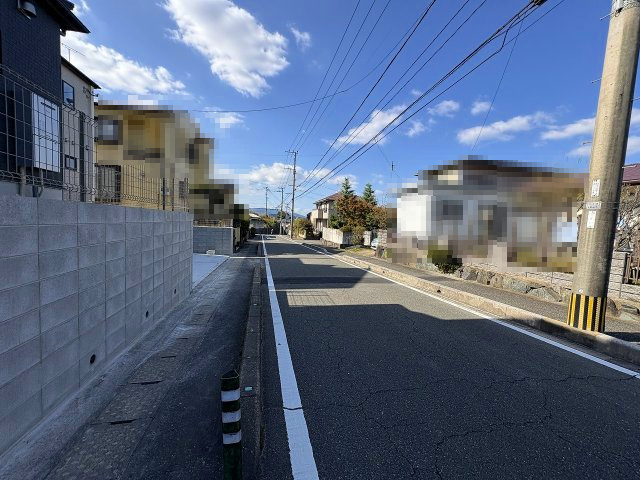 【その他】 | 大野城市つつじヶ丘3丁目　2号棟（全2棟）【仲介手数料無料・0円】 | 現地写真。前面道路です。