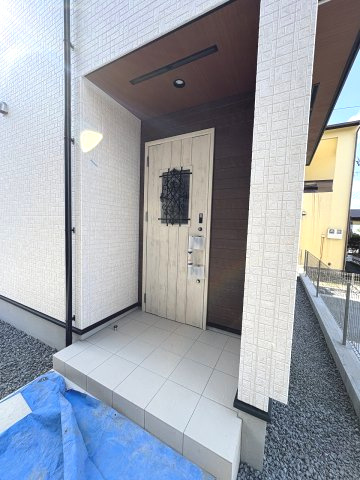 【玄関】 | 大野城市つつじヶ丘3丁目　2号棟（全2棟）【仲介手数料無料・0円】 | 現地写真。