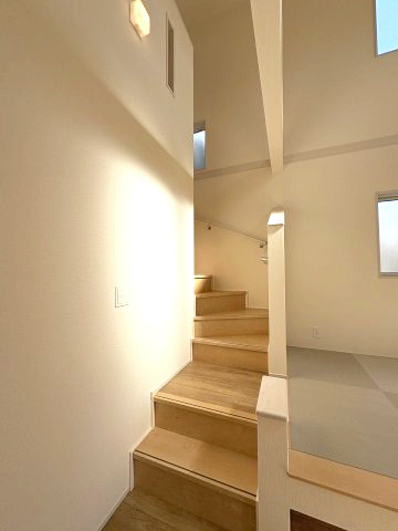 【内装】 | 大野城市つつじヶ丘3丁目　2号棟（全2棟）【仲介手数料無料・0円】 | 現地写真。2階へ上がる階段です。手摺もついて安全ですね。