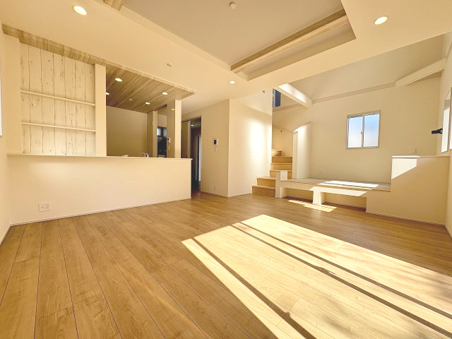 【居間・リビング】 | 大野城市つつじヶ丘3丁目　2号棟（全2棟）【仲介手数料無料・0円】 | 現地写真。リビングです。