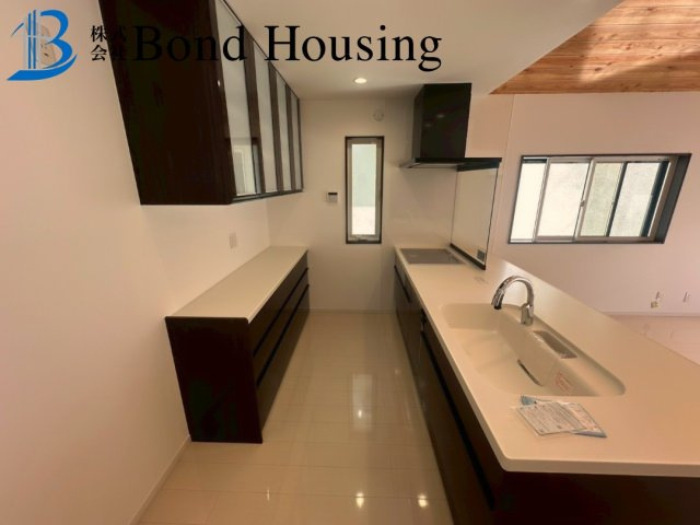 「南向き明るいリビング」「全居室2面採光」　舞子坂４丁目のキッチン