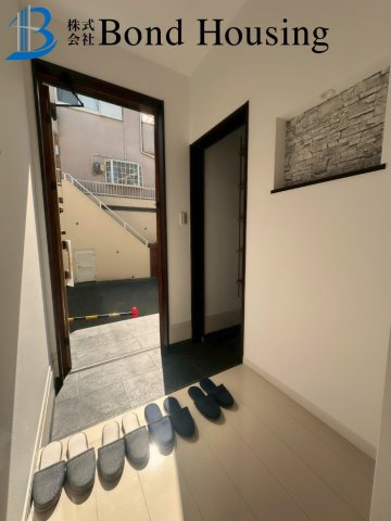 「南向き明るいリビング」「全居室2面採光」　舞子坂４丁目の玄関