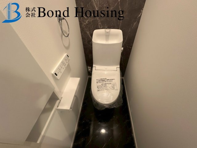 「南向き明るいリビング」「全居室2面採光」　舞子坂４丁目のトイレ