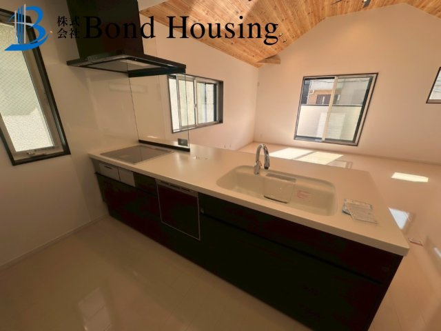 「南向き明るいリビング」「全居室2面採光」　舞子坂４丁目のキッチン