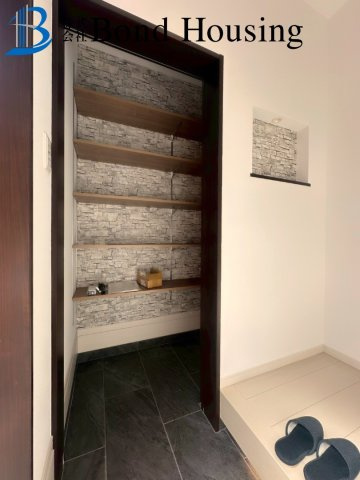 「南向き明るいリビング」「全居室2面採光」　舞子坂４丁目の収納