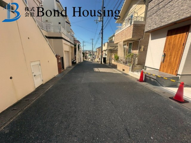 「南向き明るいリビング」「全居室2面採光」　舞子坂４丁目の前面道路含む現地写真