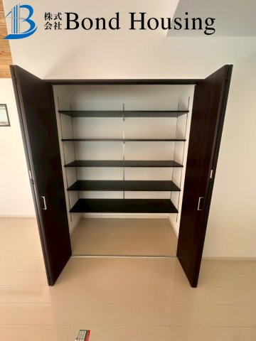 「南向き明るいリビング」「全居室2面採光」　舞子坂４丁目の収納