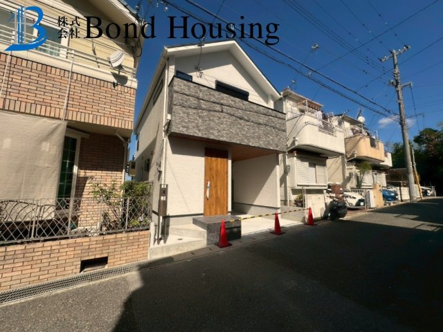 「南向き明るいリビング」「全居室2面採光」　舞子坂４丁目の前面道路含む現地写真