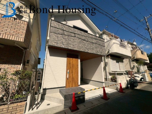 「南向き明るいリビング」「全居室2面採光」　舞子坂４丁目の前面道路含む現地写真