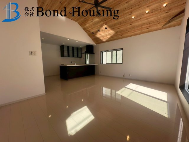 「南向き明るいリビング」「全居室2面採光」　舞子坂４丁目の居間・リビング