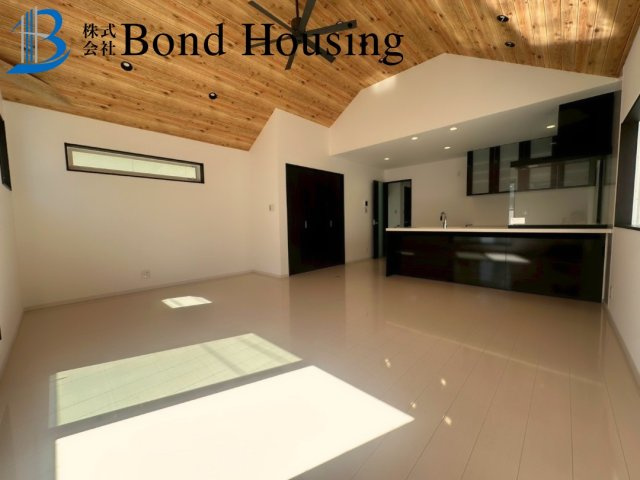 「南向き明るいリビング」「全居室2面採光」　舞子坂４丁目の居間・リビング