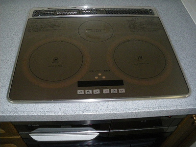 【設備】 | シャリエ大津朝日が丘 | ３口ＩＨクッキングヒータ　※前回募集時／２０１５年４月の写真