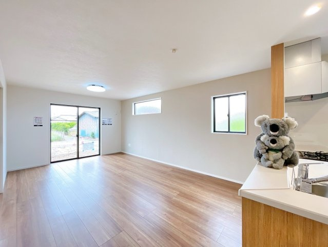 【居間・リビング】 | 高崎市下之城町　新築住宅 | 窓からのあたたかい光をあびながらの朝食。今日も一日がんばれそう！と思えるリビング。