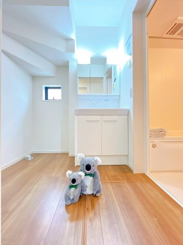 【独立洗面台】 | 高崎市下之城町　新築住宅 | 約1坪の洗面室は衣類の着脱も簡単に行える広さ。
収納豊富なシャワー水栓付きの洗面台は、家事動線を確保し洗面室内にゆとりをプラス。お洋服のお手入れや洗髪も洗面室内で済ませることができます。