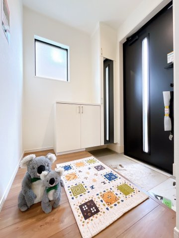 【玄関】 | 高崎市下之城町　新築住宅 | 住まう人の帰り、訪れる人を優しく迎える安らぎに満ちた空間　上質感あふれるエントランス