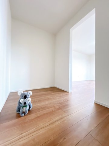 【収納】 | 高崎市下之城町　新築住宅 | 何度も読んだお気に入りの本、大切な人にもらったバック、子どもが描いてくれた似顔絵。まとめて大事に閉まっておける広々収納 