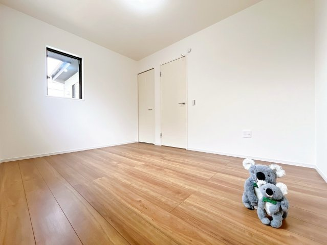 【洋室】 | 高崎市下之城町　新築住宅 | 窓からそそがれる暖かみのある明るい空間。広々としたプライベート空間で自分の時間を楽しめます。フローリング仕様で普段のお掃除も楽々です。