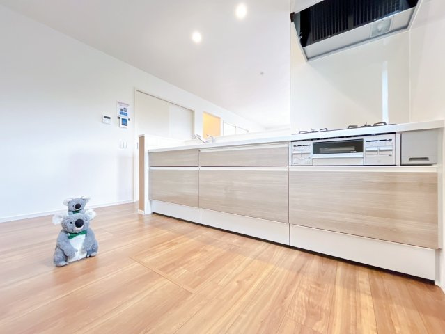 【キッチン】 | 高崎市下之城町　新築住宅 | 家族でクッキング。皆で楽しく作るお料理は愛情たっぷりのごちそうに。キッチンで過ごす家族時間はプライスレス。