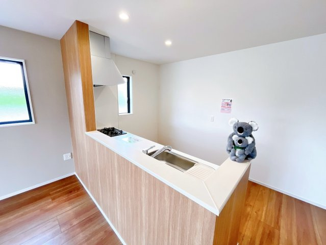 【キッチン】 | 高崎市下之城町　新築住宅 | 汚れがつきにくく清潔感を保つガラストップガスコンロ。片面焼きグリルでお魚などもよりおいしく焼くことができ料理の幅も広がり、家族との食事も楽しくなる。