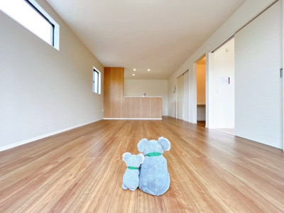【居間・リビング】 | 高崎市下之城町　新築住宅 | リビング・ダイニングは白を基調としたシンプルな空間。
レイアウトも自由に楽しめます！