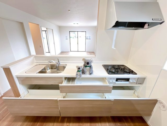 【キッチン】 | 高崎市下之城町　新築住宅 | お料理をしながら家族との会話が楽しめる対面キッチン。リビングで遊ぶお子様を見守りながらお料理が出来ます。出来上がったお料理や後片付けを手伝ってもらうなど家事分担ができます。