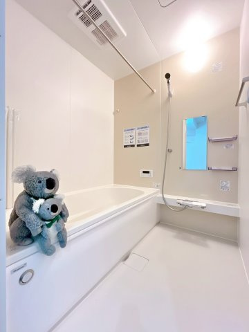 【浴室】 | 高崎市下之城町　新築住宅 | ほどよい優しいライトに包まれたバスルーム。香りの良いバスソルトに身をまかせ、浴槽でゆっくりと深呼吸。一日の疲れが癒されます。