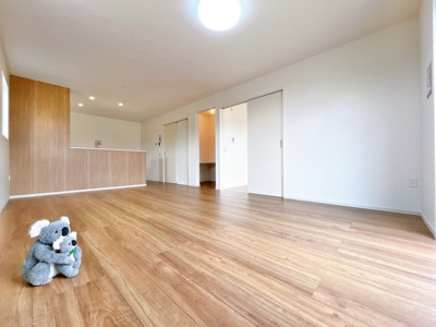 【居間・リビング】 | 高崎市下之城町　新築住宅 | 陽当りも良いリビング。
光が差し込む明るい空間はいつもの時間をより特別に…