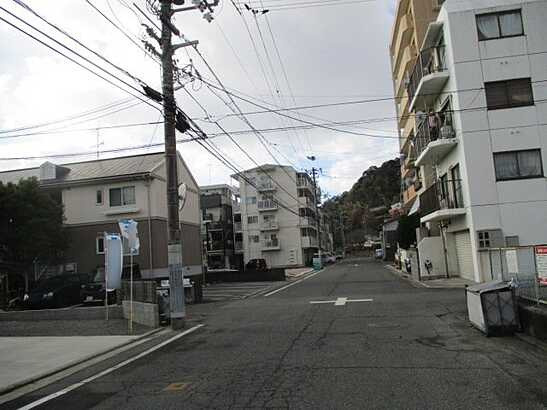 【前面道路含む現地写真】