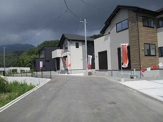 【前面道路含む現地写真】