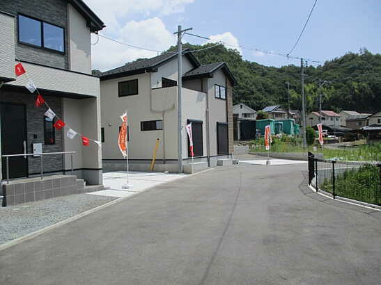 【前面道路含む現地写真】