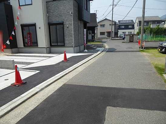 【前面道路含む現地写真】