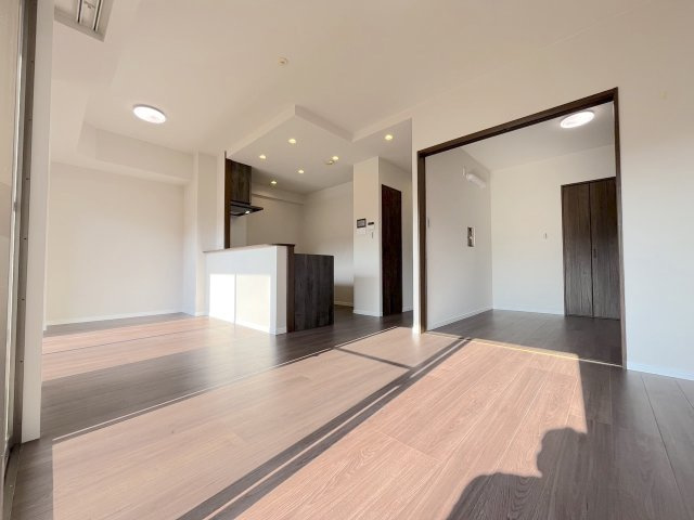 エバーライフパセオ博多南センターコートの居間・リビング