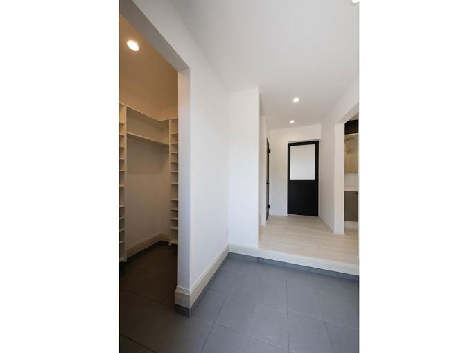 築2年・太陽光あり・並列3台可 設備充実の3LDK／米子駅前徒歩圏の玄関