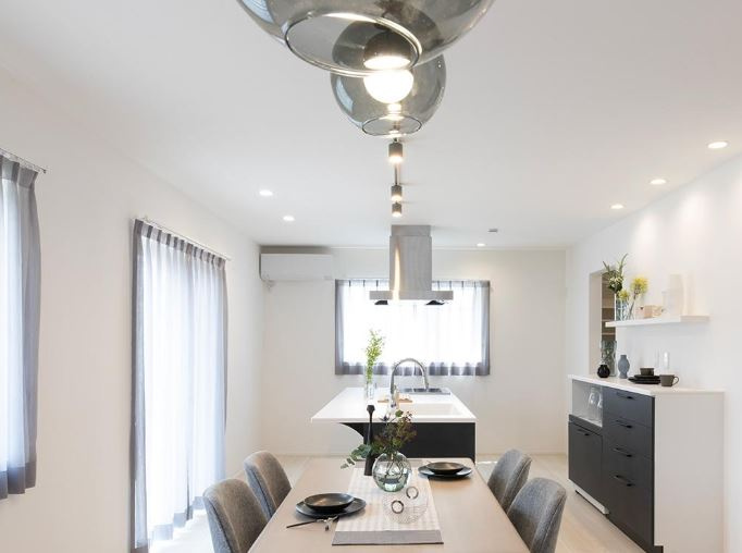 築2年・太陽光あり・並列3台可 設備充実の3LDK／米子駅前徒歩圏の居間・リビング