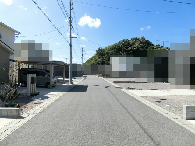 築2年・太陽光あり・並列3台可 設備充実の3LDK／米子駅前徒歩圏の前面道路含む現地写真