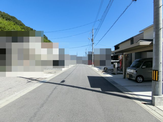 築2年・太陽光あり・並列3台可 設備充実の3LDK／米子駅前徒歩圏の前面道路含む現地写真