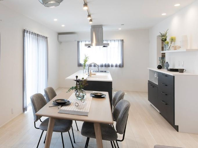 大谷町戸建（築浅）の居間・リビング