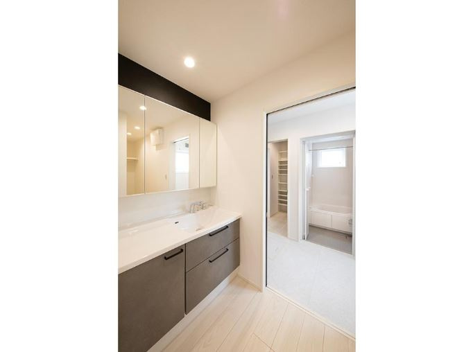 大谷町戸建（築浅）の独立洗面台