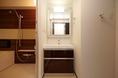 【独立洗面台】 | レオングラン本町橋 | 独立洗面台、小物を置くことができて便利です