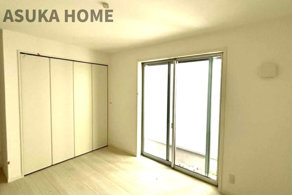 神奈川区西寺尾３丁目　戸建ての洋室|6.4帖のサービスルームは物置・収納スペース、書斎・趣味の部屋などに活用できます♪