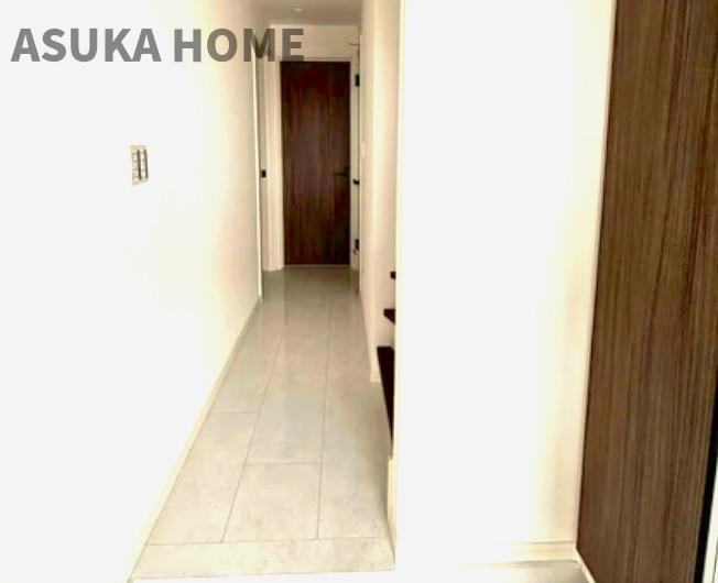 神奈川区西寺尾３丁目　戸建ての玄関|明るい玄関が家路からの「ただいま」の安心感を実感させてくれそうですね。