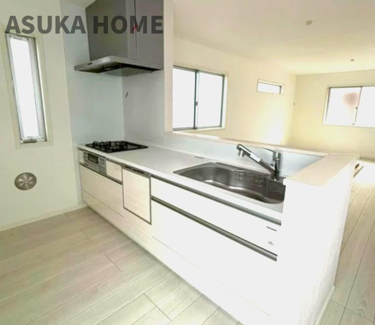 神奈川区西寺尾３丁目　戸建てのキッチン|リビングが見渡せるカウンターキッチン、お料理をしながら大切な家族との会話も楽しめそう家族のコミュニケーションが生まれそうなキッチンですね♪