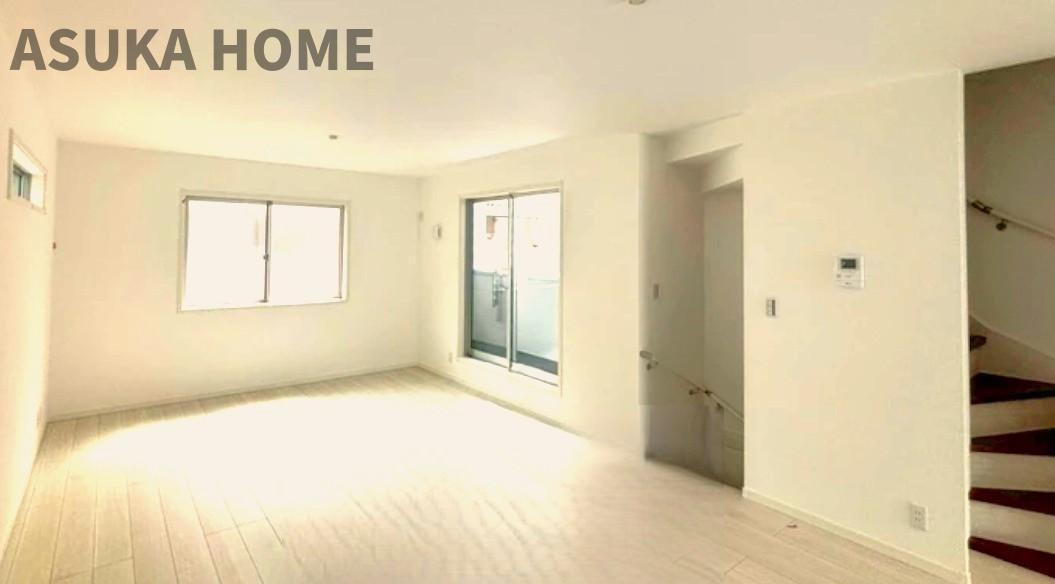 神奈川区西寺尾３丁目　戸建ての居間・リビング|ご家族みんなで長い時間を過ごすリビングは一番居心地のいいものであって欲しいですね。開放感のある広々リビングに光と風を呼び込みます♪