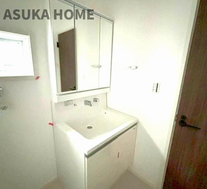 神奈川区西寺尾３丁目　戸建ての独立洗面台|一日の始まりの朝、歯磨きをしたりメイクや髪をセットしたり・・・使いやすさが考えられた3面鏡です♪シャワー付水栓で洗面台でのシャンプーや毎日の掃除に大変便利ですね♪