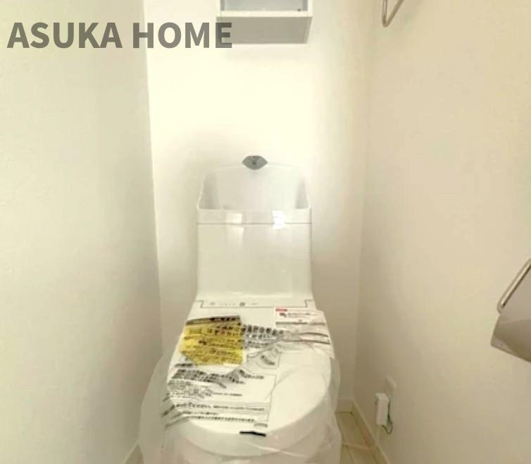 神奈川区西寺尾３丁目　戸建てのトイレ|温水洗浄便座内蔵の最新トイレ設備です♪トイレ上部にはあると便利な吊戸棚を設置♪