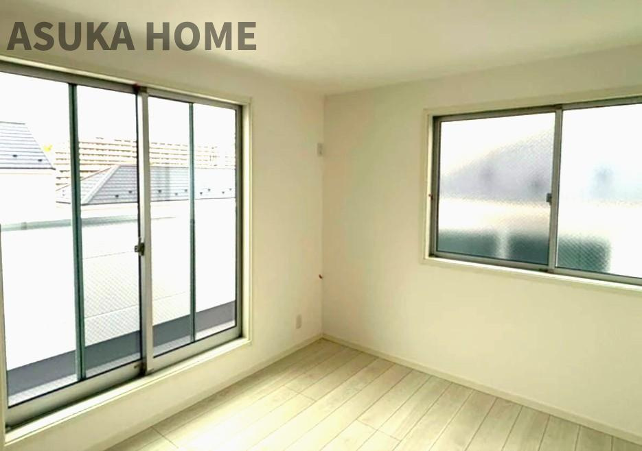 神奈川区西寺尾３丁目　戸建ての洋室|大きな窓からたっぷりの日差しが降り注ぐ明るい室内です。気持ちの良い朝日を受けて、目覚めの良い健康的な朝を迎えられそうです。