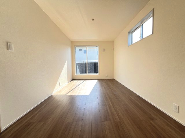 【寝室】 | 大野城市つつじヶ丘3丁目　1号棟（全2棟）【仲介手数料無料・0円】 | 現地写真。2階主寝室です。