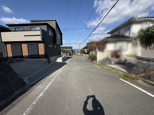 【その他】 | 大野城市つつじヶ丘3丁目　1号棟（全2棟）【仲介手数料無料・0円】 | 現地写真。前面道路です。