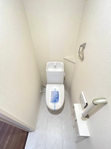 【トイレ】 | 大野城市つつじヶ丘3丁目　1号棟（全2棟）【仲介手数料無料・0円】 | 現地写真。2階にもトイレです。