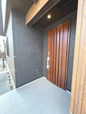 【玄関】 | 大野城市つつじヶ丘3丁目　1号棟（全2棟）【仲介手数料無料・0円】 | 現地写真。